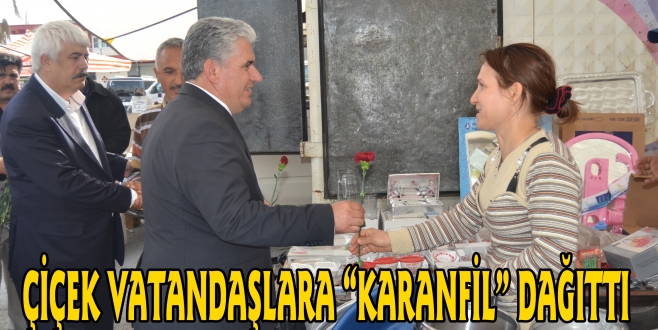 ÇİÇEK VATANDAŞLARA “ KARANFİL “ DAĞITTI