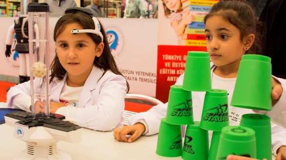 ÇOCUKLAR İÇLERİNDEKİ ‘DAHİ’Yİ KEŞFETTİLER