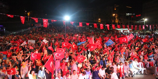 Demokrasi Aşıkları Meydanlara Sığmıyor