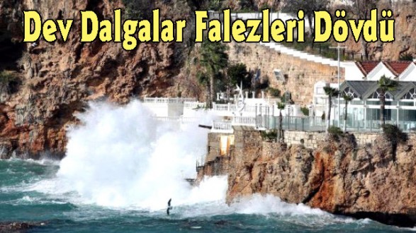 Dev Dalgalar Falezleri Dövdü