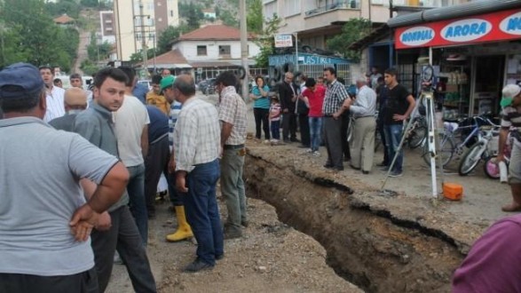 Doğalgaz Borusu Patladı Heryer Çamur İçinde Kaldı