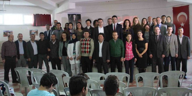 Döşemealtı Belediyesi'nden Öğretmenlere kırmızı karanfil