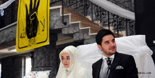 Düğünlerinde Rabia pankartı açtılar