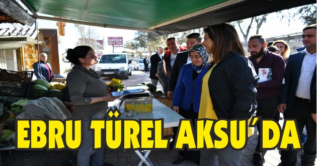 EBRU TÜREL VE ÜMMÜ ŞAHİN ÇİÇEK DAĞITTI