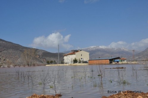 ELMALI'DA SEL TARIM ARAZİLERİNİ VURDU