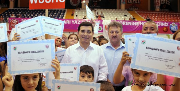 En büyük okulda mezuniyet sevinci