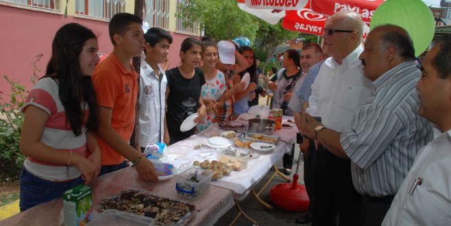 ERENKÖY MAHALLESİNDE ESNAF GEZEN SUBAŞI BİR OKUL KERMESİNE KATILDI
