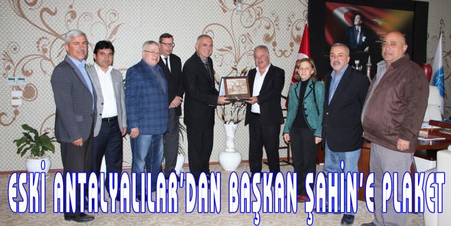 ESKİ ANTALYALILAR’DAN BAŞKAN ŞAHİN’E PLAKET