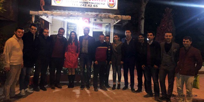 GENÇLER TAKSİCİLERİN YANINDA