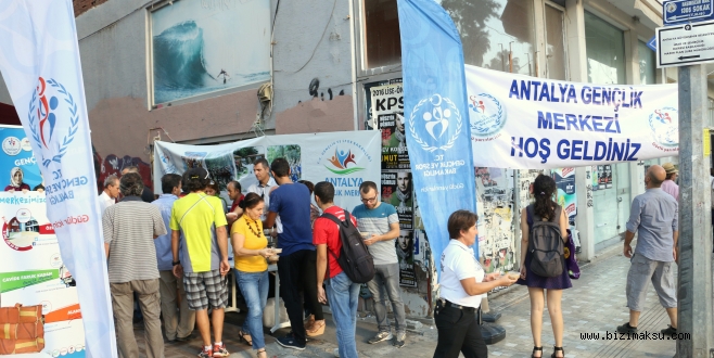 Gençlik Merkezi Aşure Dağıttı