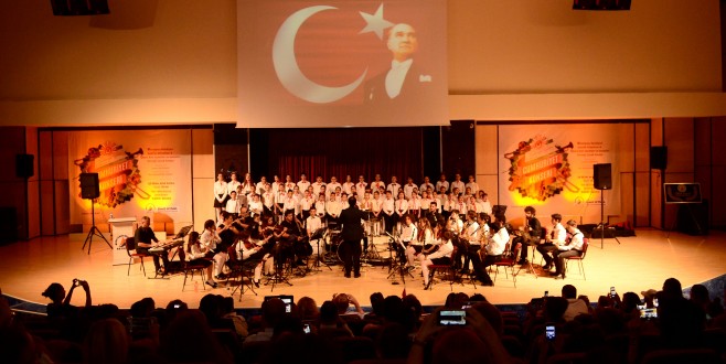 GENÇLİK ORKESTRASI CUMHURİYET İÇİN SAHNEDE
