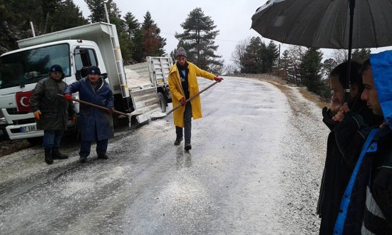 Karda kalan vatandaşlara Büyükşehir yetişti