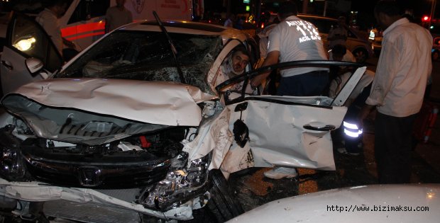 KIRMIZI IŞIKTA GEÇTİ, 2 ARACA ÇARPTI