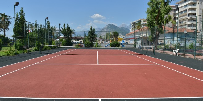 Konyaaltı Belediyesi “tenis kortlarını” yeniledi