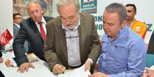 Konyaaltı Kitap Fuarı’nda İlber Ortaylı’ya Sevgi Seli