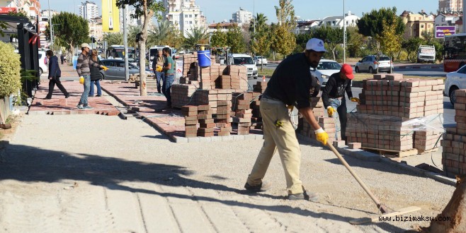 Konyaaltı’nda eskiyen kaldırımlar yenilendi