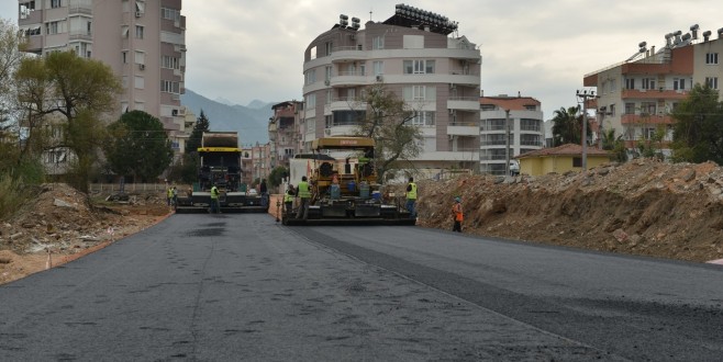 KONYAALTI’NDA SICAK ASFALT ÇALIŞMASI DEVAM EDİYOR