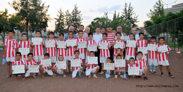 Kursa katılan çocuklara Antalyaspor forması