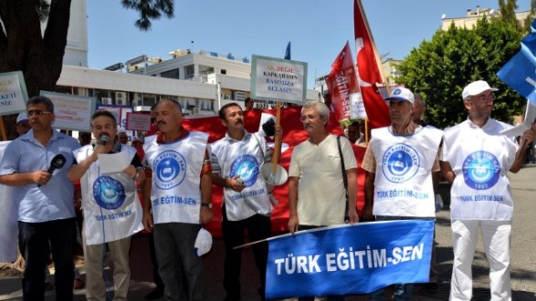 MEB'in Okul Müdürü Atamaları Antalya'da Protesto Edildi