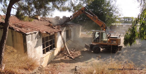 Metruk bina yıkıldı