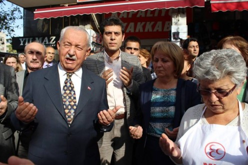 MHP Aşure Dağıttı