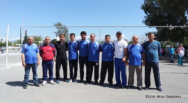 Muhtar, okul müdürü ve imam forma giydi