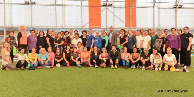 MURATPAŞA’DA KADINLAR GÜNE SPORLA BAŞLIYOR