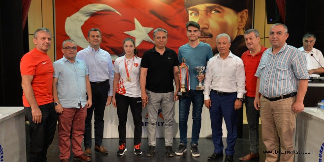 Muratpaşa’dan başarılı sporculara ödül