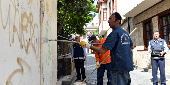 MURATPAŞA KALEİÇİ’NİN DUVARLARINI TEMİZLİYOR