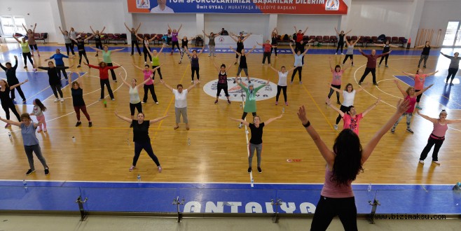 MURATPAŞA’NIN ZUMBA KURSLARI DESTEĞİYLE 100 KİLO VERDİLER