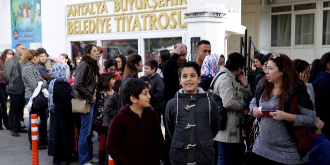 Öğrenciler tiyatro salonunu doldurdu