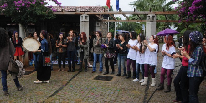 ÖĞRENCİLERDEN KADINA ŞİDDETE PROTESTO