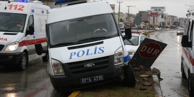 POLİS OTOSU KAZA YAPTI: 1 YARALI