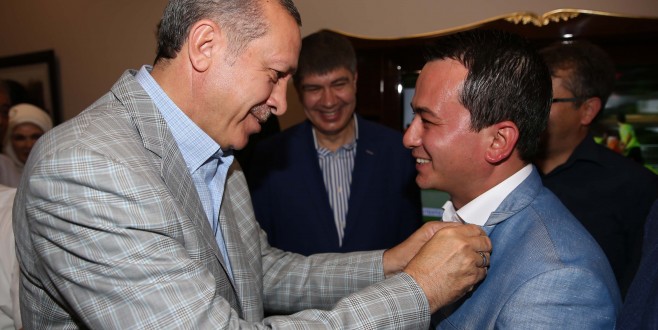Rozetini Başbakan Erdoğan taktı