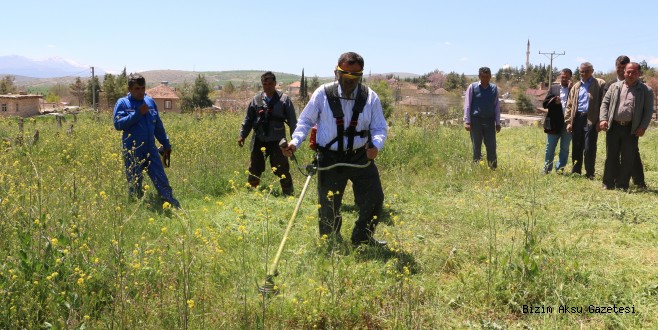 Samani, temizlik işçilerine yardım için ot biçti