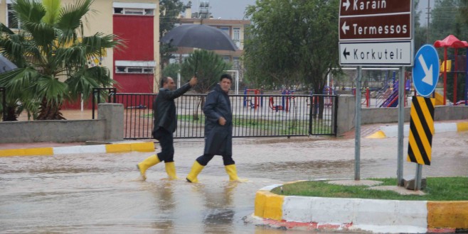 Şiddetli Yağmur Döşemealtı'nda etkili oldu