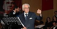 90 Yaşında Sahneye Çıkan Alaaddin Yavaşça Büyüledi