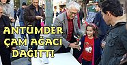 Antümder Kazım Özalp Caddesi'nde çam ağacı dağıttı