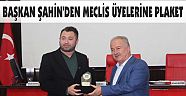 BAŞKAN ŞAHİN’DEN MECLİS ÜYELERİNE PLAKET