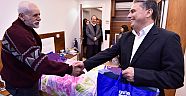 BAŞKAN UYSAL YAŞLILARI ZİYARET ETTİ