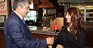 ÇELİK’DEN HEMŞERİLERİNE KIRMIZI-BEYAZ KARANFİL