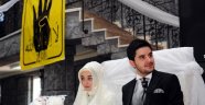 Düğünlerinde Rabia pankartı açtılar