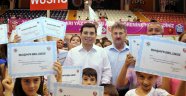 En büyük okulda mezuniyet sevinci
