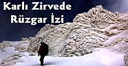 Karlı Zirvede Rüzgar İzi