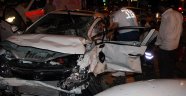KIRMIZI IŞIKTA GEÇTİ, 2 ARACA ÇARPTI