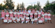 Kursa katılan çocuklara Antalyaspor forması