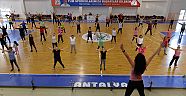 MURATPAŞA’NIN ZUMBA KURSLARI DESTEĞİYLE 100 KİLO VERDİLER