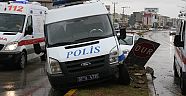 POLİS OTOSU KAZA YAPTI: 1 YARALI