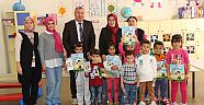 ÜMMÜ ŞAHİN, ÖĞRENCİLERE BOYAMA KİTABI DAĞITMAYA DEVAM EDİYOR