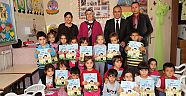 ÜMMÜ ŞAHİN, ÖĞRENCİLERE BOYAMA KİTABI DAĞITTI